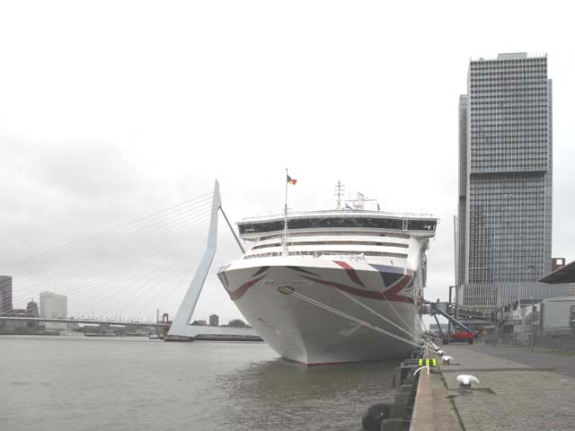 Cruiseschip ms Oceana van P&O aan de Cruise Terminal Rotterdam